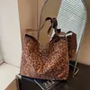 Colección de otoño 2026 transfronteriza: Bolso de hombro/bandolera de gamuza de gran capacidad, casual y a la moda para mujer, adecuado para ir al trabajo