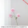 3 flores artificiais de dálias com pétalas multicamadas, cheias e tridimensionais, colocadas em um vaso na sala de estar para criar uma cena floral suave