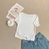 Camiseta de manga curta com design nicho estilo coreano, botões de concha, gola assimétrica, super estilosa e que afina a silhueta para meninas plus size, top versátil