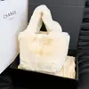 Bolsa de mão de pelúcia nova outono/inverno 2026, macia e quente, design simples, adequada para ir ao trabalho e fazer compras, bolsa de pulso