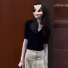 Estilo girl poderosa, camiseta preta de manga curta com decote V e ombros retos para mulheres, novo design slim fit de verão 2026, top único e moderno