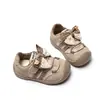 Zapatos para caminar para niños de suela blanda, antideslizantes, con cierre de velcro, con un dulce diseño de lazo, parte superior de malla transpirable y estilo deportivo, perfectos para el otoño