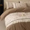Conjunto de cama de quatro peças em renda francesa escovada, 100% algodão, grau A, espessado para outono e inverno, lençol de algodão puro, capa de edredom e lençol com elástico, oferecendo um toque luxuoso