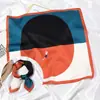 Bufanda pequeña multifuncional de Corea del Sur, pañuelo cuadrado pequeño con pintura al óleo original, bufanda pequeña versátil decorativa para primavera y otoño, diadema para el cabello que reduce la edad, pañuelo para la cabeza