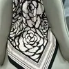 Bufanda Cuadrada de Seda Estampada con Flores de Rosa Rouyun Nueva Bufanda de Sarga Imitación Seda 90cm Bufanda Sencilla Fabricante Mayorista de Bufandas