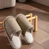 Zapatillas de Casa de Moda para Mujer 2026 Otoño/Invierno Nuevo Estilo Impermeables para Interior Con Felpa Cálida Suela Gruesa de Piso Zapatillas de Algodón para Hombre