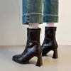 Botas curtas de salto alto estilo coreano para mulheres, novo modelo outono e inverno, botas estilo Martin com bico quadrado, pretas, forradas com pelúcia, salto grosso, botas de corte justo