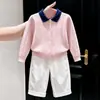 Ropa Infantil Estilo Coreano 2026 Otoño/Invierno Nueva Llegada Rosa Cardigan de Punto Trenzado con Cuello Polo Conjunto de Pantalones Anchos Casuales para Niños