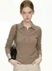 Suéter de punto marrón estilo old money con cuello polo para mujer, suéter de alta gama para otoño e invierno, top de capa base con hombro normal y cuello de solapa.