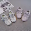 Zapatos Infantiles 2026 Primavera y Otoño Nuevos Zapatos de Entrenamiento Alemanes Zapatos Deportivos para Niños Suela Suave Tenis para Niñas Mayores Zapatos Blancos de Moda