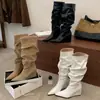 Botas Femininas de Salto Anabela Plissadas Empilhadas 2026 Novas Botas Longas de Outono, Bico Fino Maillard Versáteis Emagrecedoras de Cano Alto Botas de Equitação