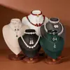 Soporte de Exhibición para Collares de Madera Maciza Color Nogal, Maniquí de Cuello, Soporte para Colgantes y Joyería, Soporte para Joyería de Cuello de Retrato, Superficie de Terciopelo de Cuero, Blanco y Negro