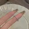 Anillo Dulce de Cruz para Mujer Estilo Caliente del Pequeño Libro Rojo Temperamento Personalizado Versátil Abierto Ajustable Anillo para Dedo Estilo INS Anillo para Dedo Índice Moderno