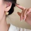 Pendientes pequeños y sencillos de perla hueca de plata s925 para mujer, pendientes sencillos y exquisitos avanzados, accesorios de moda de nicho que combinan con todo.