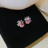 Pendientes de Botón Geométricos de Circonita Rosa Fresca y Dulce, Exquisitos y Elegantes, Versátiles para el Uso Diario, Pendientes de Lujo Ligero y de Gama Alta