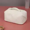 Suministro Transfronterizo de Bolso Cosmético Retro de Cuero PU de Gran Capacidad Multifuncional con Relieve Tridimensional Bolsa de Almacenamiento de Gama Alta