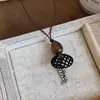 Collar de cordón de cuero estilo étnico con cuentas de resina y madera, lujo ligero con un toque de alta gama, cadena para suéter de nicho, accesorio exquisito con un toque sofisticado
