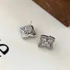 Pendientes de trébol de cuatro hojas plateados con diamantes, pendientes pequeños exquisitos, personalidad simple europea y americana, pendientes de alta gama para Instagram, venta al por mayor