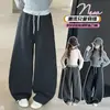 Calça Pegajosa de Arroz Cinza Escuro para Meninas Primavera e Outono 2026 Nova Cintura Alta Casual Solta Estilo Preguiçoso Esportiva Perna Larga Calça Cimitarra