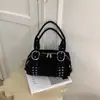 Bolso de axila versátil estilo coreano transfronterizo, moderno y de alta calidad, con un diseño texturizado tipo dumpling, acabado de gamuza y detalles de remaches, perfecto para ir al trabajo