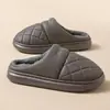 Pantuflas de algodón impermeables de cuero PU para hombre en invierno, pantuflas cálidas de EVA para interior, anticongelantes y antideslizantes, adecuadas para usar en exteriores, pantuflas de pareja para mujer en invierno
