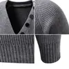 Suéter de punto para hombre con cuello alto, botones diagonales y diseño de bufanda, con punto grueso y texturizado para un ajuste ceñido, que proporciona calidez y comodidad para otoño e invierno