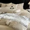 Conjunto de Quatro Peças de Algodão de Alta Qualidade com Relevo de Luxo Leve Lençol de Cama Bordado de Algodão Puro Capa de Edredom Conjunto de Três Peças Protetor de Colchão de Algodão Amigo da Pele Conjunto de Quatro Peças