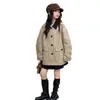 Gabardina para Niña 2026 Otoño Nuevo Estilo Cuello Solapa Solapa Única Caqui Longitud Media Chaqueta para Uso Casual