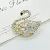 Broche Abelha de Zircônia para Mulheres, Alto Padrão, Luxo Leve, Estilo de Nicho, Acessório de Broche, Joia de Alfinete Corsage Borboleta de Pérola