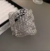 Diseño estilo punk europeo y americano, con líneas entrelazadas, una pulsera metálica resistente inspirada en el hip-hop y una delicada pulsera multicapa para mujer.