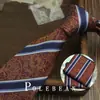 Gravata Marrom Retrô Listrada com Flores Estilo Coreano Amarrada à Mão para Homens Britânica 8cm Formal Anfitrião Negócios Casamento Noivo
