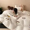 Juego de ropa de cama de cuatro piezas de algodón cepillado tipo caricatura con bordado de toalla, adecuado para dormitorios, juego de tres piezas para estudiantes, no cálido, ropa de cama engrosada