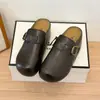 Sandálias de moda slip-on macias de couro, estilo Birkenstock, de sola grossa para outono, novo modelo 2026 para uso feminino ao ar livre, sandálias de meia-sapatilha com bico fechado