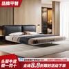 Cama minimalista italiana de cuero con estructura de acero simple y suspensión de bloques de tofu con bordes negros. Cama matrimonial de lujo para dormitorio principal.
