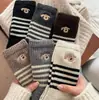 Meias para outono e inverno, meias de cano médio, espessadas e quentes, ins, Maillard, retrô, listradas, da moda, versáteis, para usar no exterior no inverno, versáteis