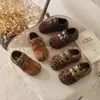Zapatos de cuero retro de punta dividida, nueva colección primavera/otoño 2026, zapatos de niña estilo coreano con detalles de hebilla, zapatos Mary Jane de suela blanda