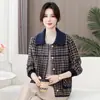 Colección Otoño/Invierno 2026: Ropa Exterior Elegante y Adelgazante para Mujeres de Mediana Edad, con Corte Relajado, Cuello Solapa y Diseño Versátil en Tallas Grandes