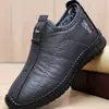 Zapatos de invierno para hombre tipo slip-on de algodón, con parte superior de piel sintética mate, forro de felpa, suela antideslizante y plantilla suave, adecuados para hombres de mediana edad y mayores
