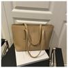 Bolsa de Mão Casual Feminina de Grande Capacidade Europeia e Americana Nova Bolsa Tote com Textura de Couro Macio Bolsa de Ombro Retro de Alto Padrão para Comércio Exterior