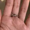 Anillo Cruzado de Cerdo Único de Diseño de Nicho, Lujo Ligero, Gama Alta, Personalizado, Moderno, Anillo de Circonita Incrustado con Diamantes para Mujer