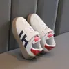 Zapatos Deportivos para Niñas 2026 Primavera y Otoño Nuevo Estilo Tenis para Niños Transpirables Casuales Antideslizantes Zapatos Infantiles Zapatos Blancos para Bebé