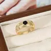 Anillo Retro Europeo Tallado Circonita Negra Banda Dorada Ancha Estampado Floral Anillo de Dedo Unisex Lujo Ligero Versátil Joyería para Mano