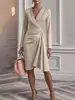 2025 Estilo Nuevo Europeo y Americano Sexy Adelgazante Look Color Puro Falda de Cadera Vestido de Manga Larga con Diseño V Plisado para Mujer