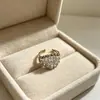 Anillo retro floral en tono café dorado, una pieza lujosa y única con un aire de alta gama, diseñado para apilar, con un borde de encaje, y perfecto para el dedo índice, ofreciendo un estilo moderno e individual