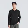 Además, la camiseta básica de manga larga estilo europeo simple con cuello Henry para hombre de Otoño/Invierno 2026 es una nueva camiseta básica de manga larga simple de estilo europeo, adecuada para ir al trabajo, en colores lisos.