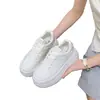 Sapatos casuais super bonitos de sola grossa para aumentar a altura para mulheres baixinhas 2026 novos sapatos confortáveis para os pés sapatos brancos para mulheres