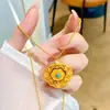 El mismo estilo que el colgante de flor de arena dorada de la joyería de oro con flor de melocotón rosa y candado de longevidad, collar de estilo chino tradicional, cadena para suéter, producto de nicho
