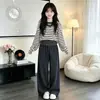 Conjunto fino doce e bonito para meninas, nova coleção primavera/outono, com um moletom com capuz listrado de estilo descontraído, um colete e calças de perna larga - um conjunto de três peças