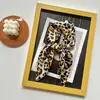 Pañuelo de seda con estampado de leopardo clásico, versátil para el verano, hecho de seda sintética, pañuelo cuadrado multipropósito para decoración de bolso, diadema y pañuelo para la cabeza