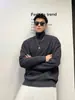 Suéter liso de cuello alto para hombre con tejido denso para mayor calidez, perfecto para usar en capas en otoño e invierno.; presenta alta elasticidad y un diseño de jersey
